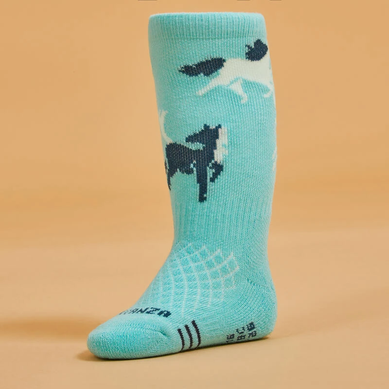 Chaussettes équitation 500 BABY Turquoise Et Vert Avec Motifs 3 Chaussettes équitation 500 BABY Turquoise Et Vert Avec Motifs – Image 3