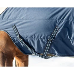 Couverture D'écurie Pour Cheval Avec épaules Coupées QHP 200 G -Fournitures Équestres Magasin couverture decurie pour cheval avec epaules coupees qhp 200 g 2