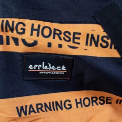 Couverture Imperméable Warning Horse 0g Epplejeck Noir-orange 8 Couverture Imperméable Warning Horse 0g Epplejeck Noir-orange -Fournitures Équestres Magasin couverture impermeable warning horse 0g epplejeck noir orange 2