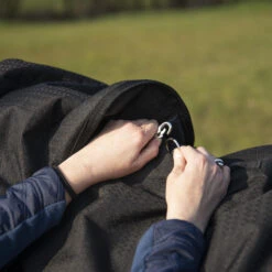 Couvre-cou équitation Imperméable Cheval - Allweather 200 Noir 11 Couvre-cou équitation Imperméable Cheval - Allweather 200 Noir -Fournitures Équestres Magasin couvre cou equitation impermeable cheval allweather 200 noir 4