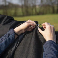 Couvre-cou équitation Imperméable Cheval - Allweather Light Noir 11 Couvre-cou équitation Imperméable Cheval - Allweather Light Noir -Fournitures Équestres Magasin couvre cou equitation impermeable cheval allweather light noir 4