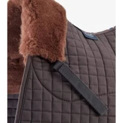 Tapis De Selle Amortisseur Mouton Synthétique Intégré Premier Equine GP/Jump Num -Fournitures Équestres Magasin tapis de selle amortisseur mouton synthetique integre premier equine gpjump num 2