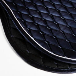 Tapis De Selle équitation Strass Cheval Et Poney - 500 Marine 7 Tapis De Selle équitation Strass Cheval Et Poney - 500 Marine -Fournitures Équestres Magasin tapis de selle equitation strass cheval et poney 500 marine 2