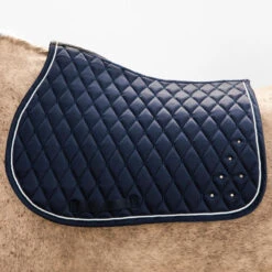 Tapis De Selle équitation Strass Cheval Et Poney - 500 Marine 8 Tapis De Selle équitation Strass Cheval Et Poney - 500 Marine -Fournitures Équestres Magasin tapis de selle equitation strass cheval et poney 500 marine 3